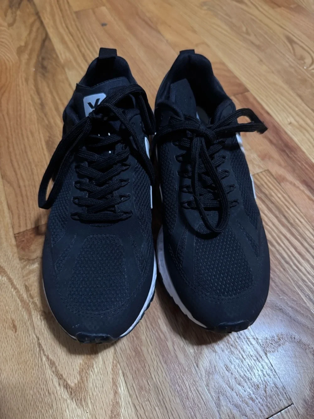 VEJA CONDOR MESH BLACK and WHITE Sneakers size 7